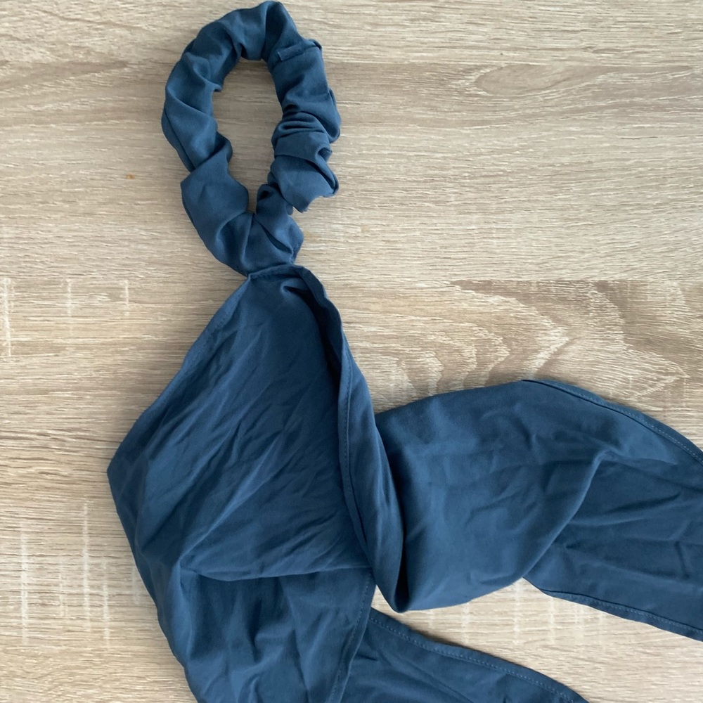 Lululemon scrunchie with fabric - Picture 2 of 2